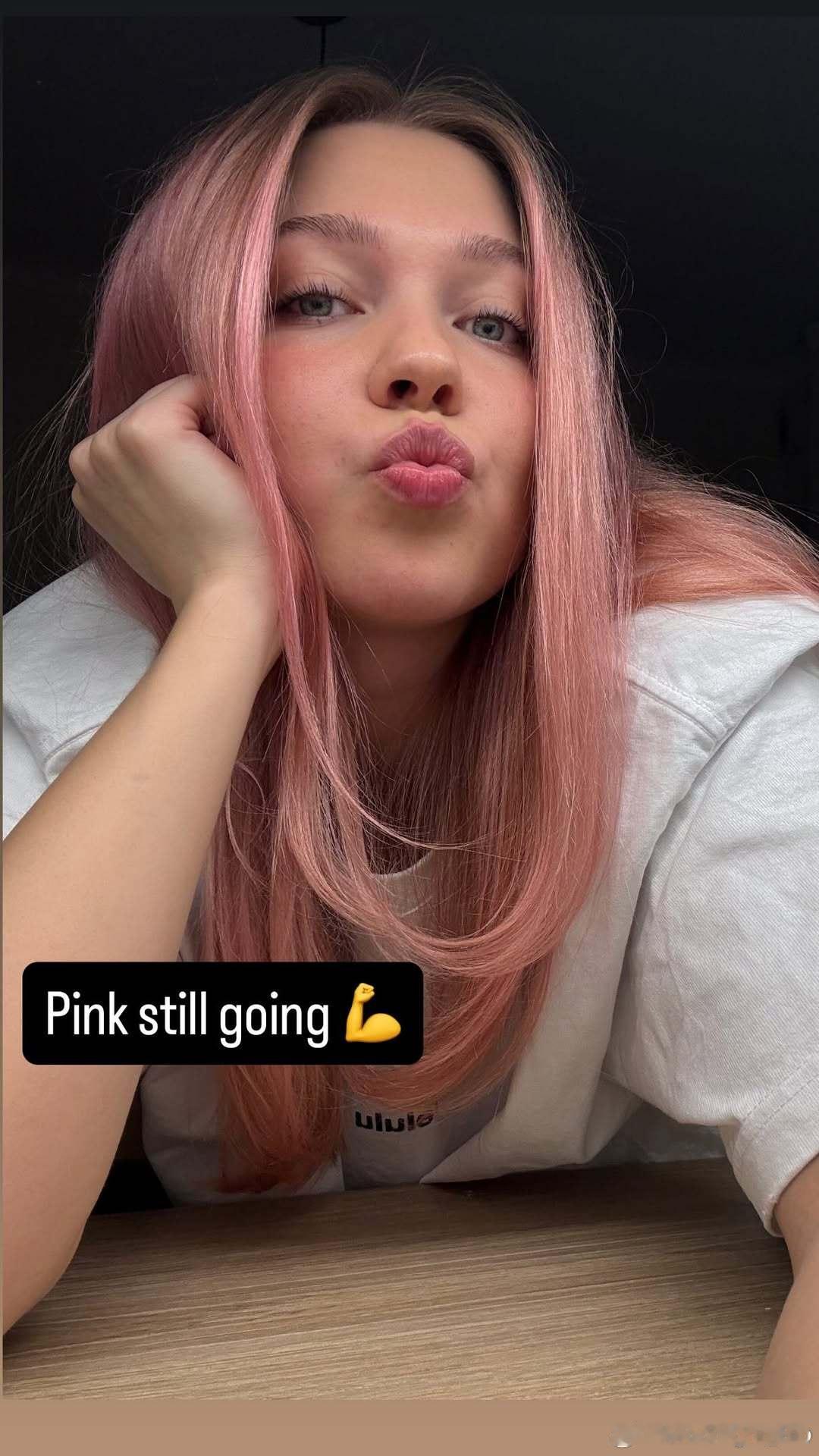 Stina又染了粉发 