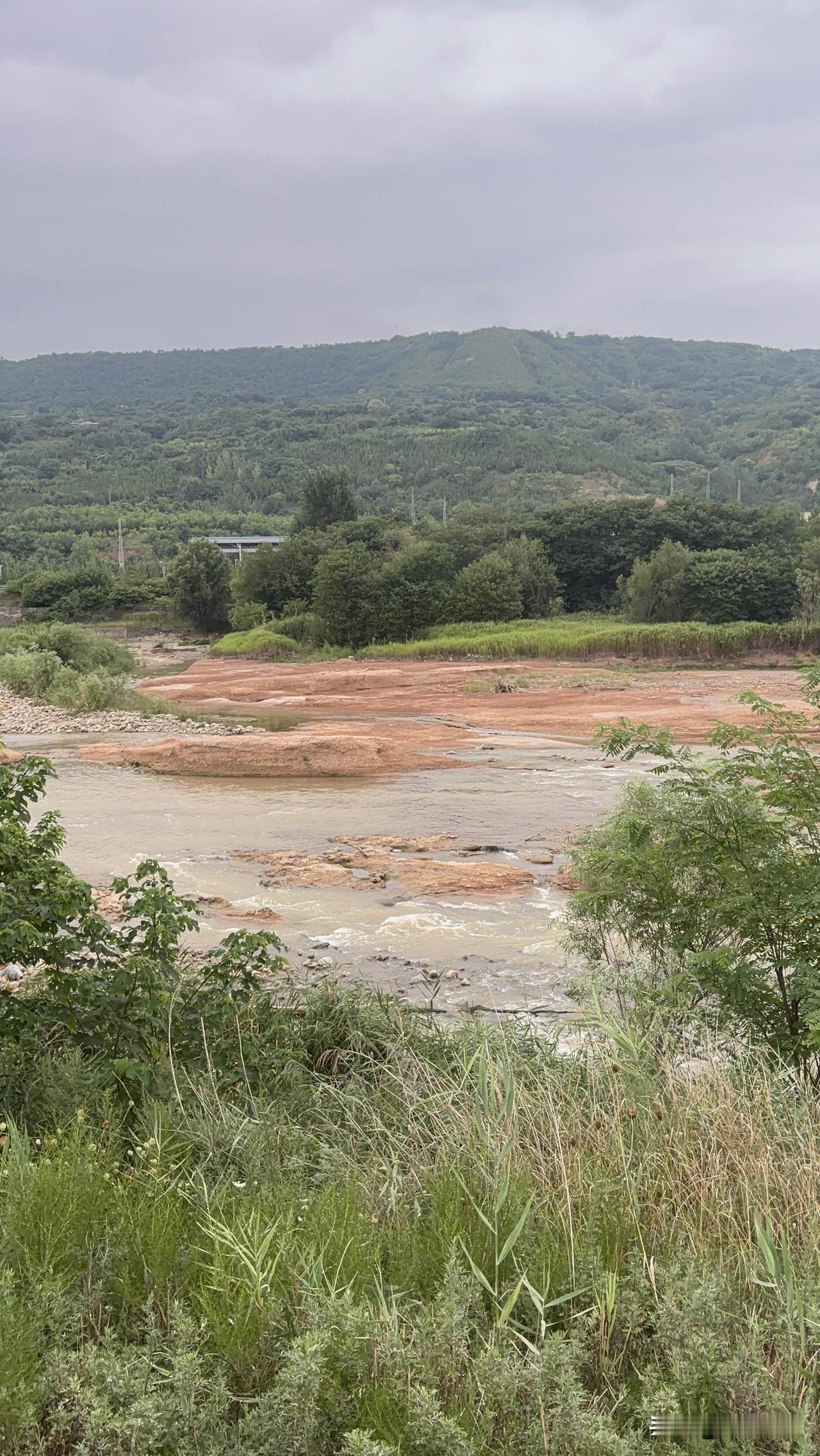 蓝田灞河河床裸露，主要是沙子石头少了，再加上雨水冲刷，就露出来了，过去的灞河，沙
