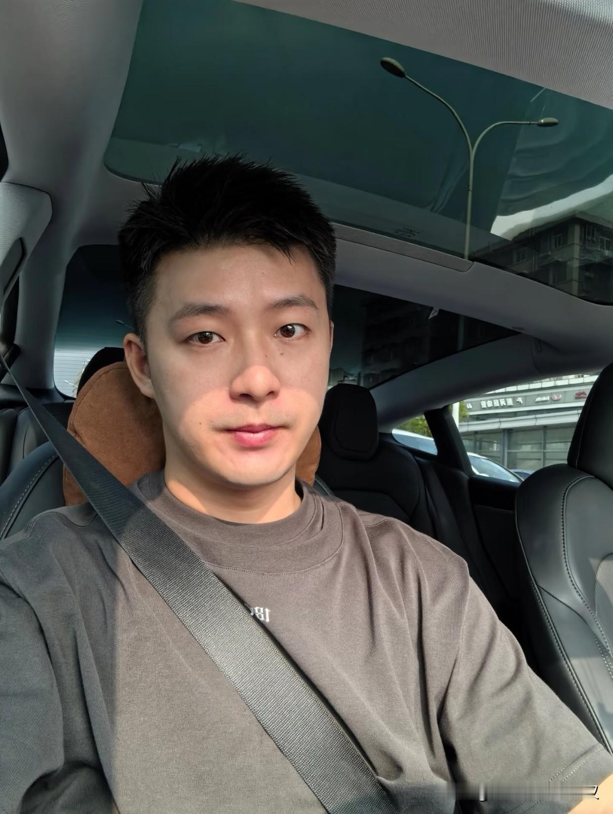 折射体制内外
不同的
两件小事！

我在教培机构一天婚假都没有！
体制内的红利！