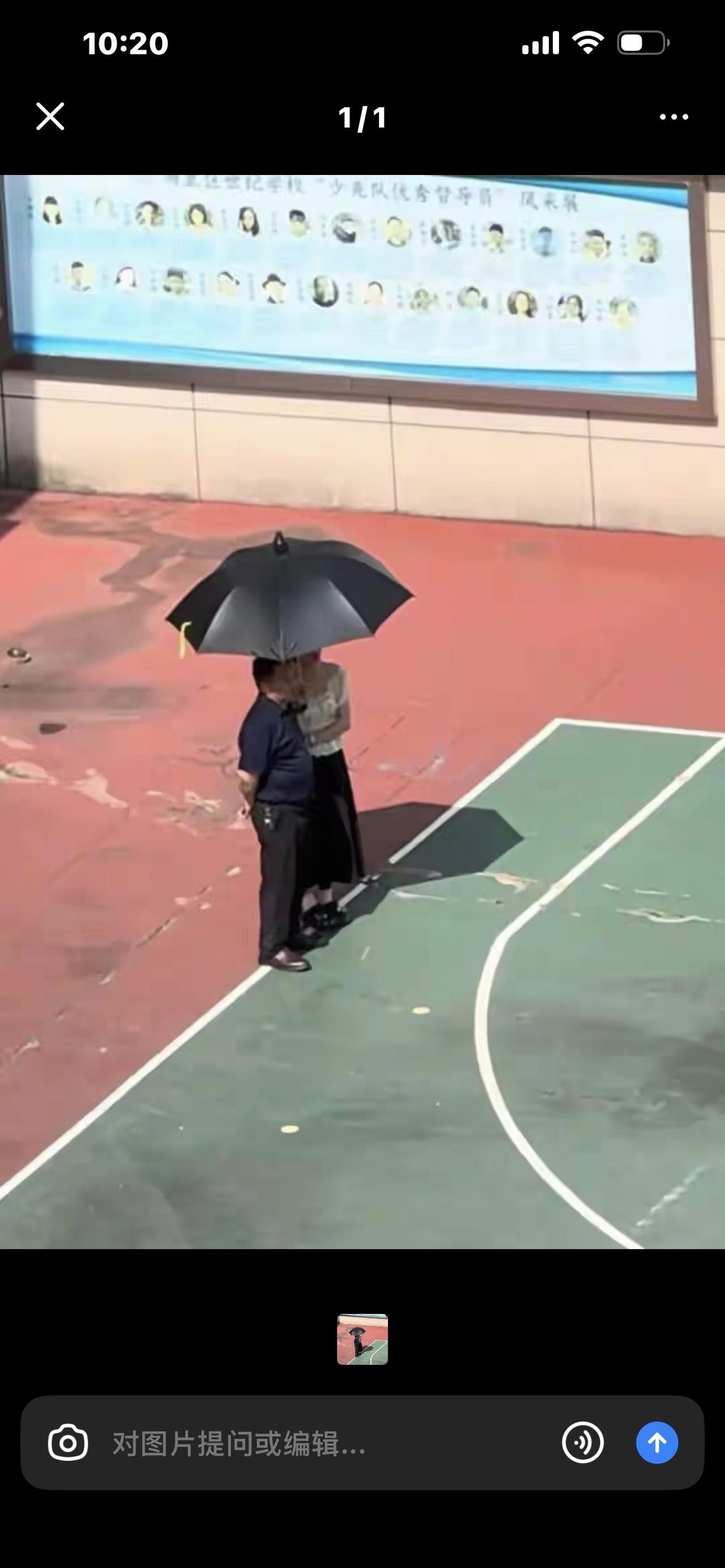 一把伞撕碎网络滤镜！女教师给父亲打伞被造谣，全网欠她一个道歉


一把伞，竟酿成