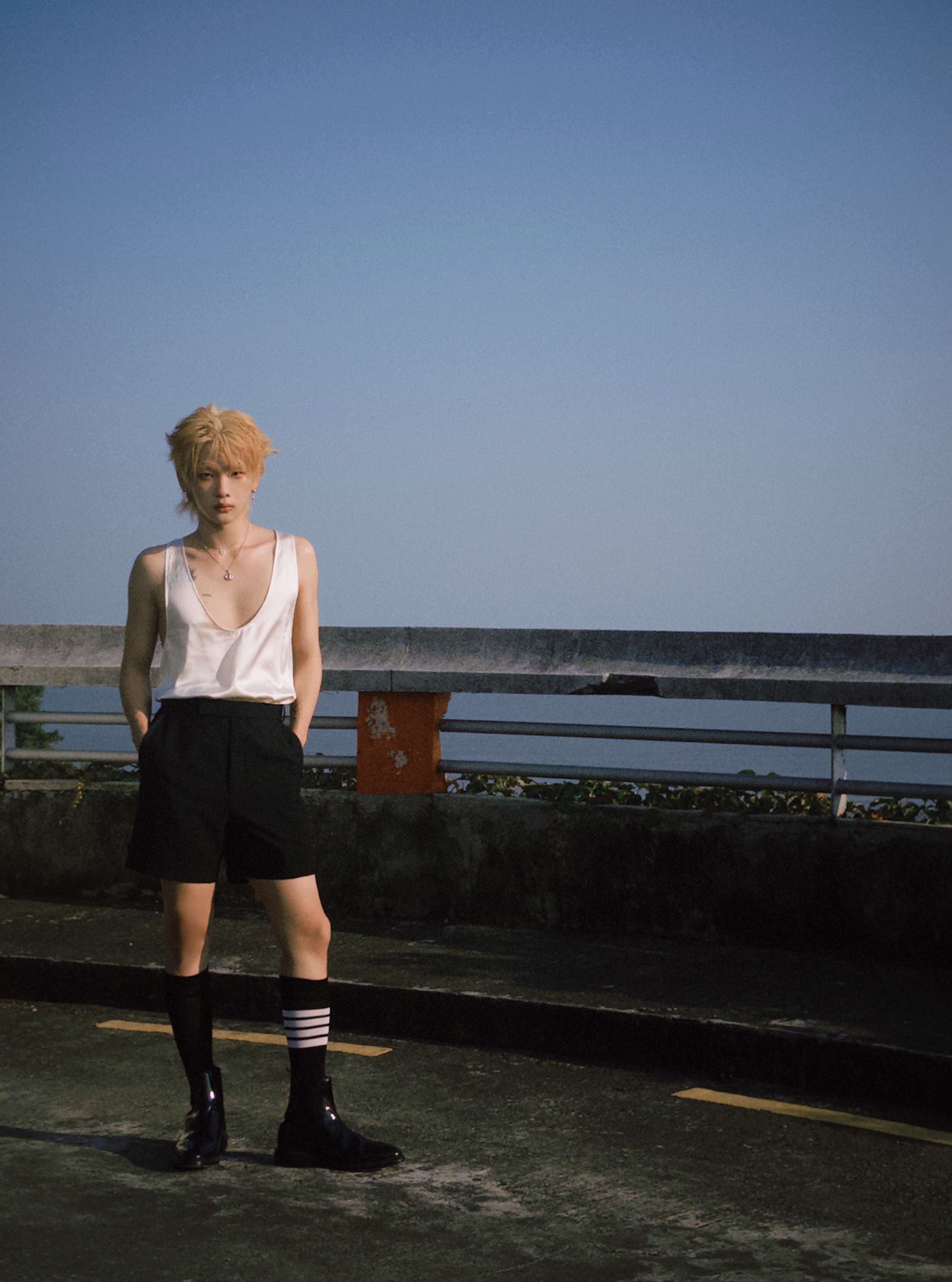 周震南反差感清纯恶童 周震南每次拍概念感大片都诠释得很好好嘛。。这组好喜欢啊完全