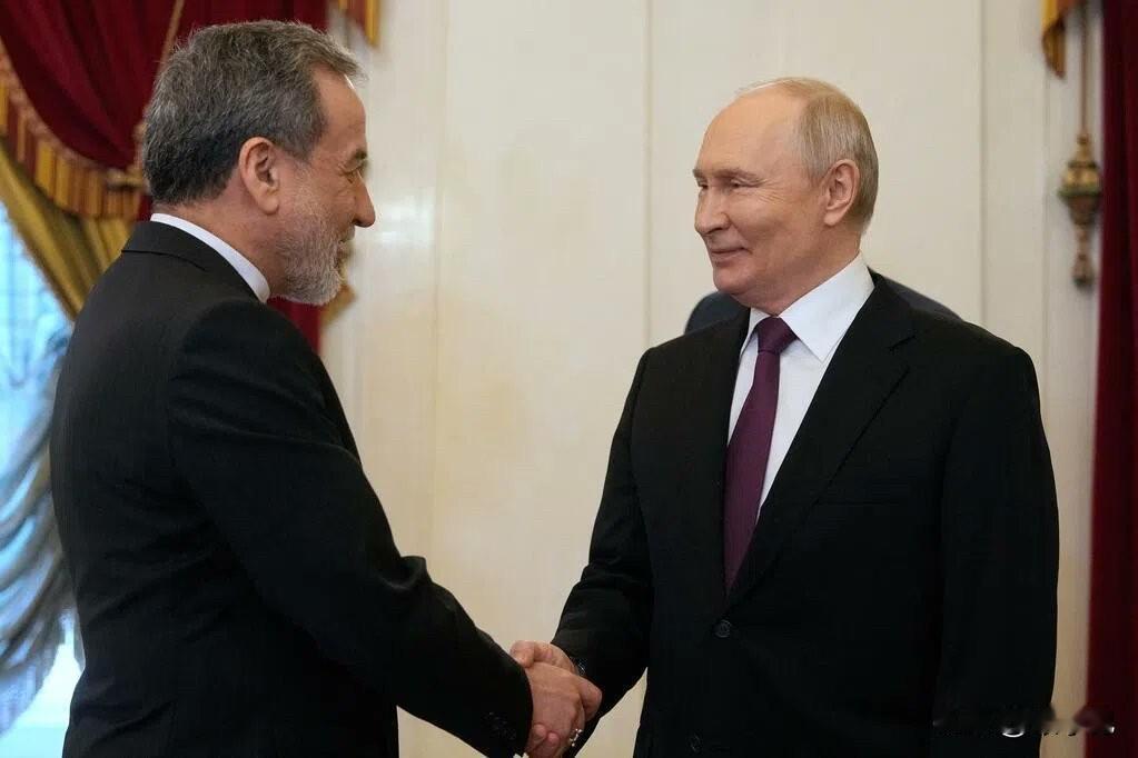 （德黑兰／圣彼得堡27日综合电）在美国与伊朗的谈判前景不明之际，伊朗外交部长阿拉