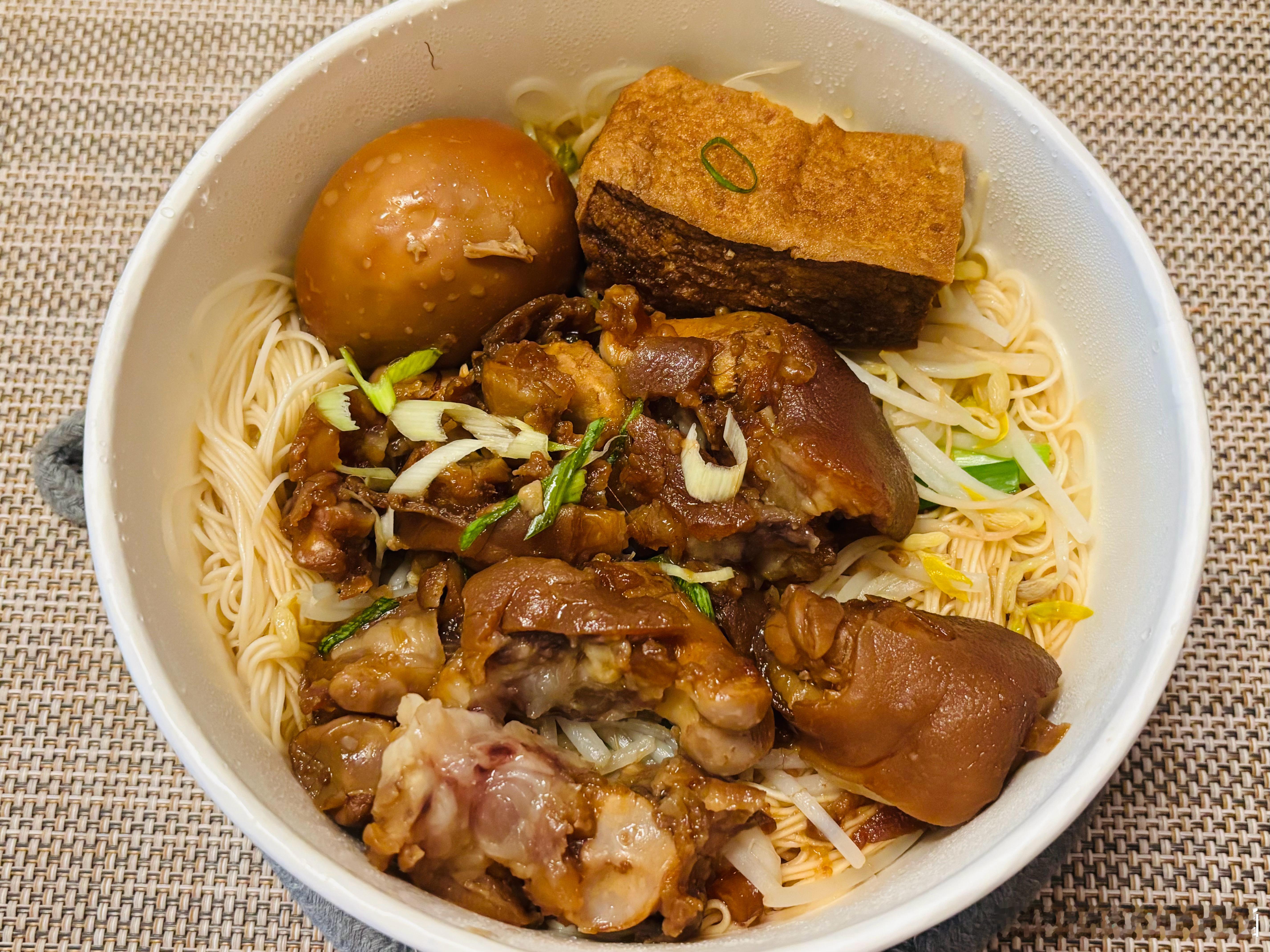 热量超爆表的午餐🍱久违的猪脚面线～超入味好爱～给我香迷糊了[awsl][aws