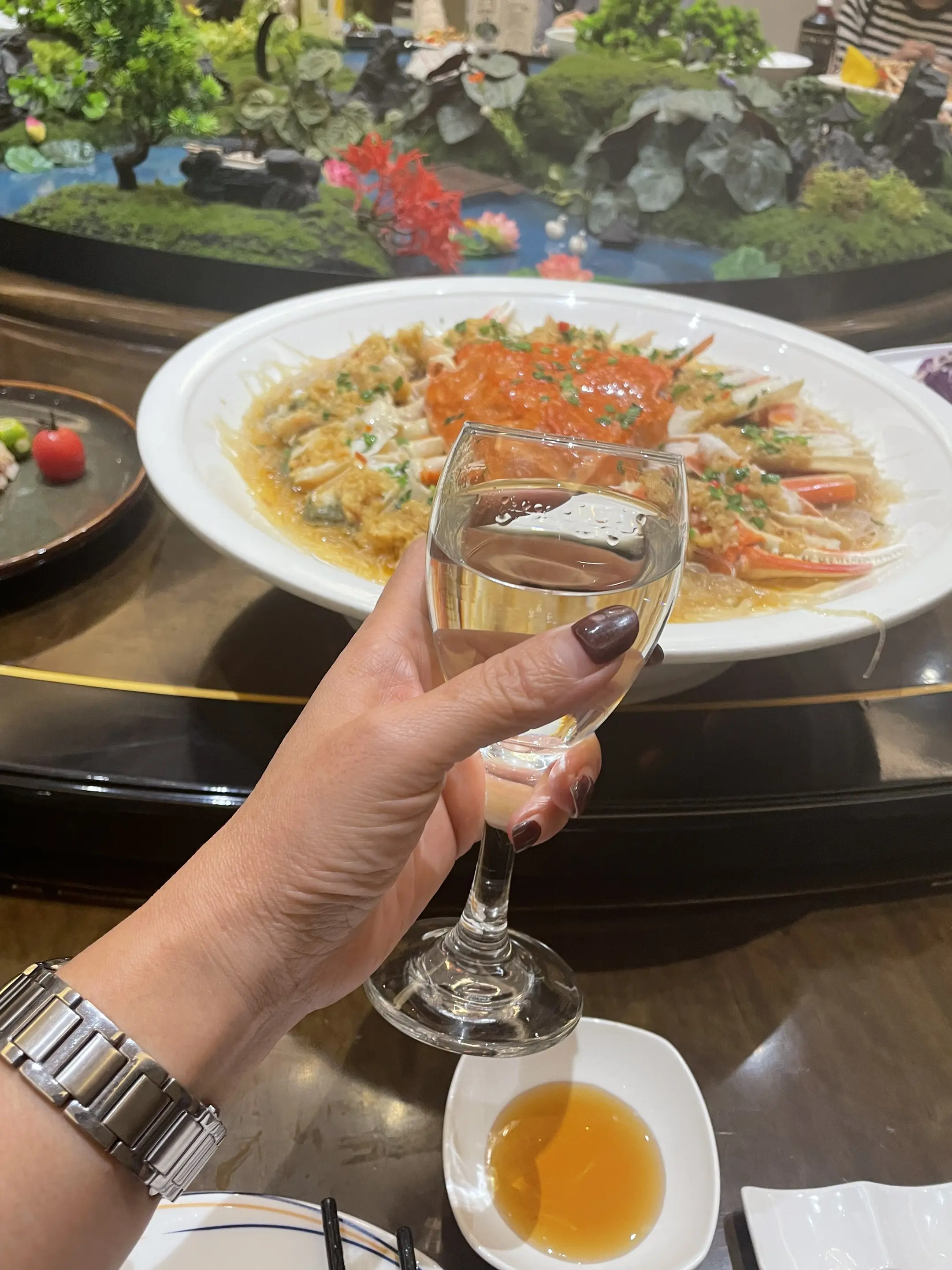 祝我们成为会赚钱，事业很牛逼的女性🍷