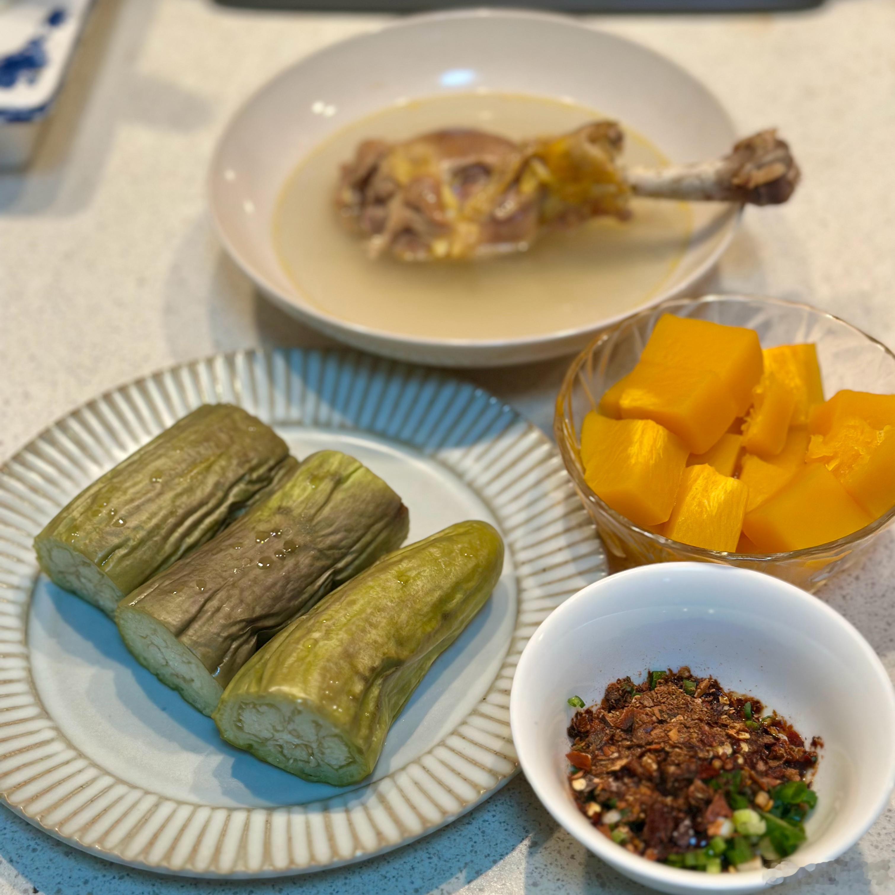 晚餐，一个大鸡腿，一根茄子，一碗南瓜，一个贵州糊辣椒蘸水（糊辣椒、葱、藤椒油、生