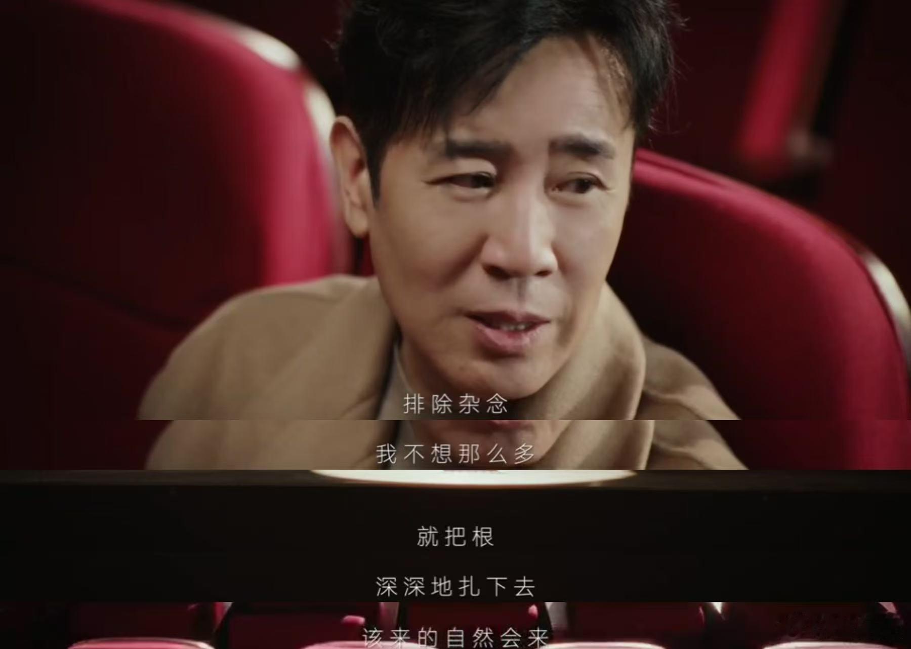 问界M9携手《南方周末》，发起以 “问” 为核心的岁末对谈。特邀车主于和伟，联动