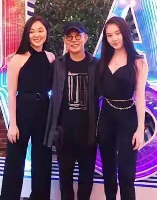 62岁李连杰成“晒娃狂魔”！三女儿镜头下，硬汉变“女儿奴”撒糖啦！
5月15日，