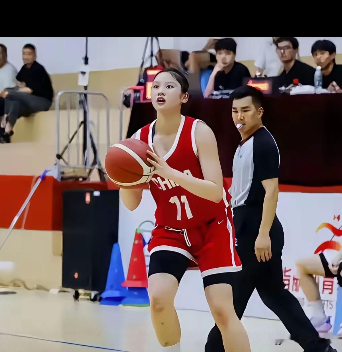 U17女篮李沅珊有可能是李梦的接班人，她的体型，技术都和李梦有很多相似的地方，而