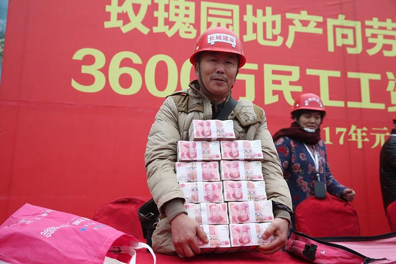 前阵子帮家里一位远房亲戚算了笔账，他在工地打小工，每天熬足12小时，一个月拼死拼