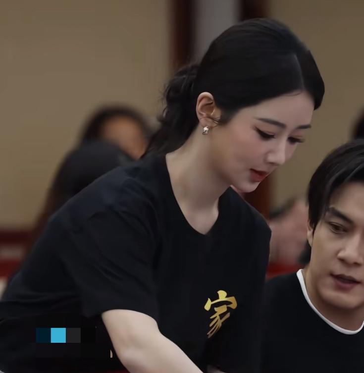 杨紫带着家业妆发赶到座谈会，

忙不是看点，能谈清作品才是进步

杨紫结束拍摄后