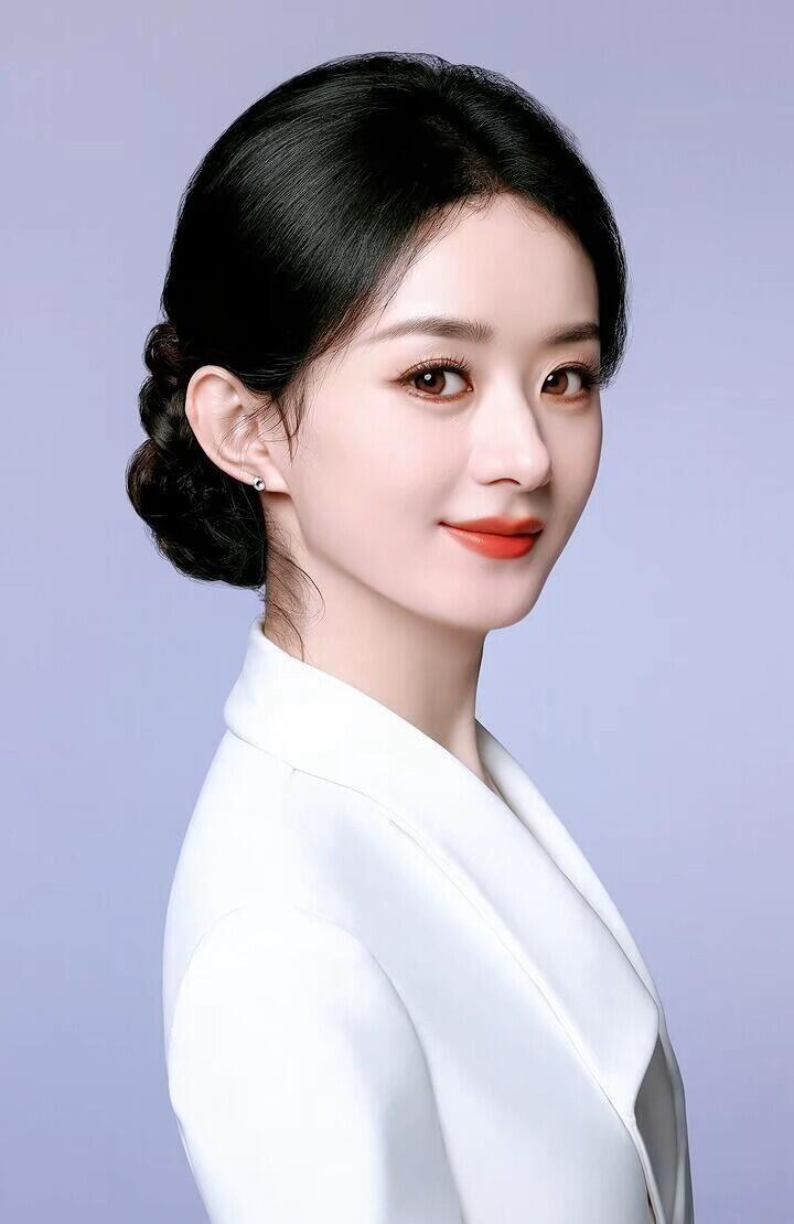优雅白衣，温婉微笑，气质满分！