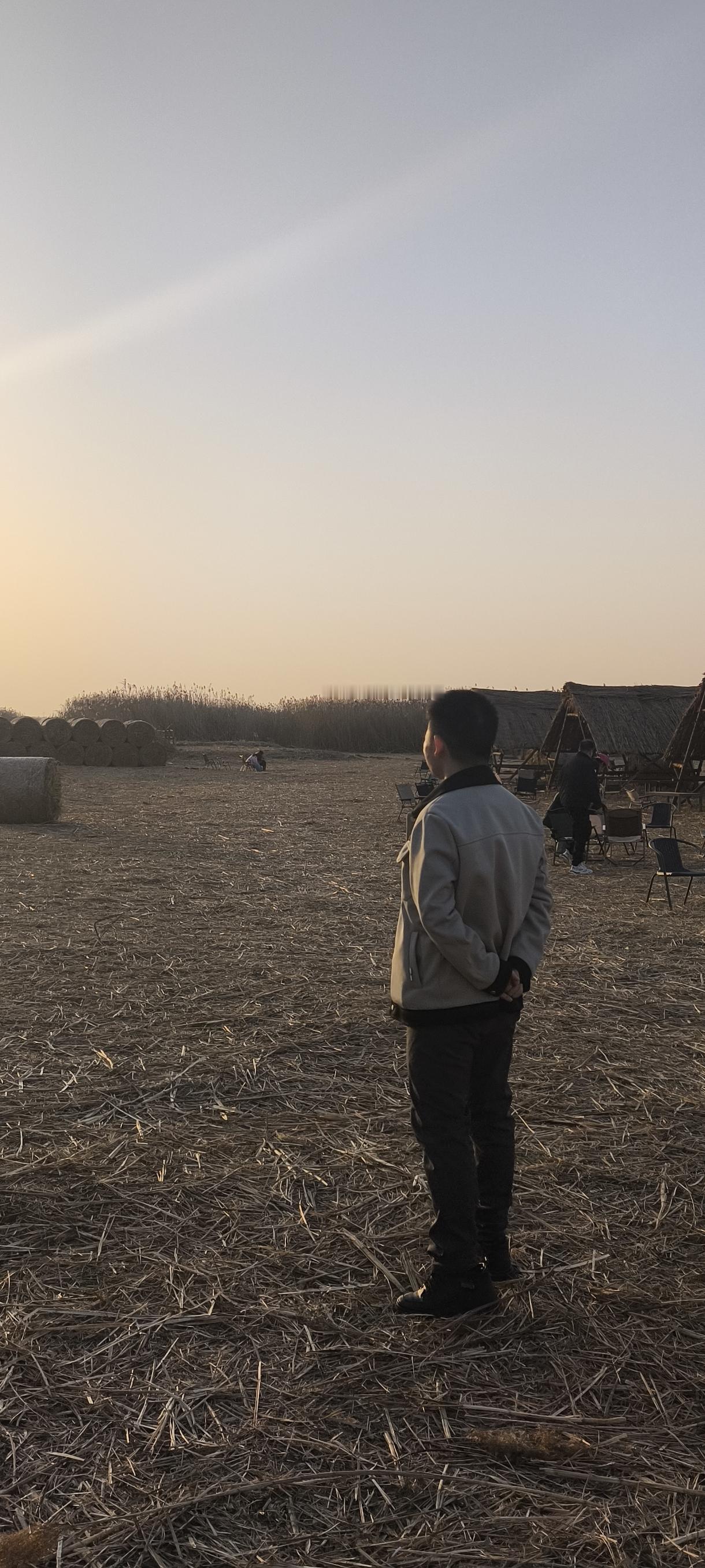 就是这样的一个中年男人负债20个，折腾这么多年也没有让一家人过上好日子，媳妇还愿