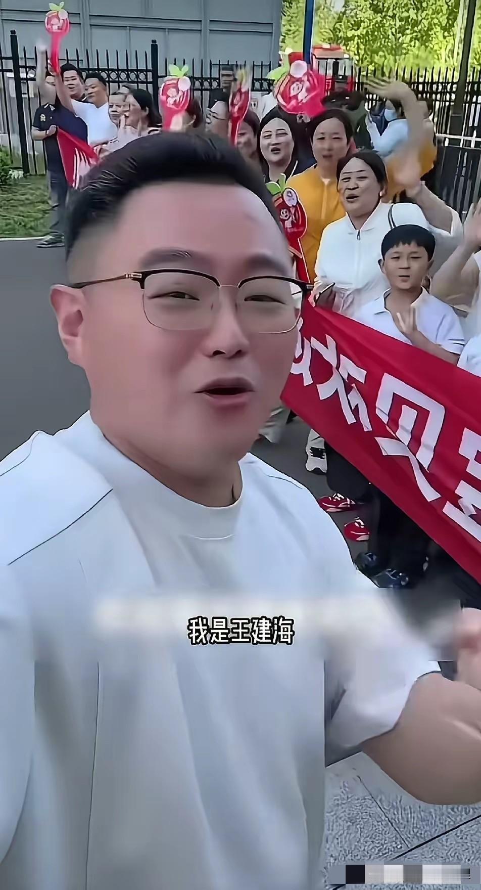 青州这波操作，真的把我看乐了。

很多人以为是粉丝自发接机，结果转头一看，人家背