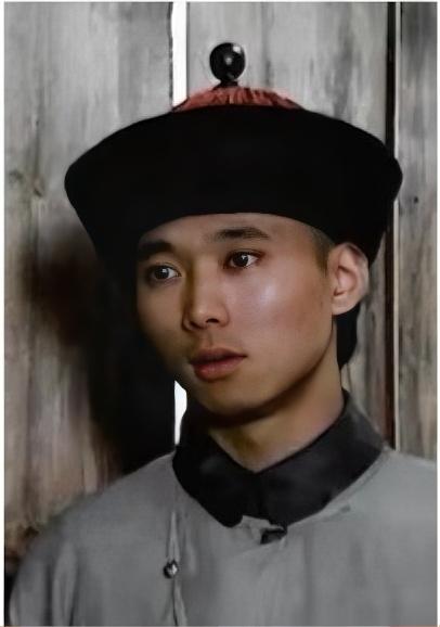 “你是新来的？”
秦草儿：“是啊，怎么着？”
“认得我吗？”
秦草儿：“不认识。