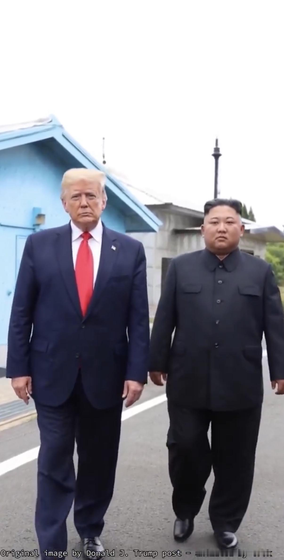 特朗普刚刚在社交媒体上发布了一张他与金正恩的罕见合影。特朗普称，虽然这张照片里两