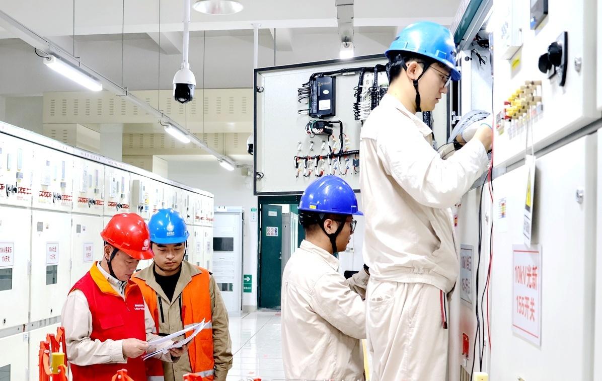 【变电站设备升级改造】8月27日，国网建湖县供电公司工作人员在110千伏光华变电