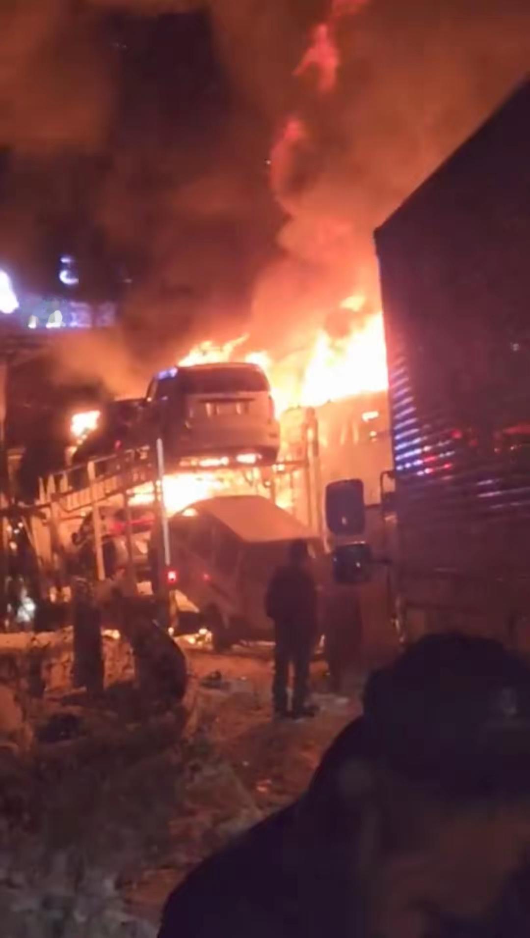 强降雪致50余车辆连环相撞，现场燃起大火，已致1死26伤，事发日本群马县。12月