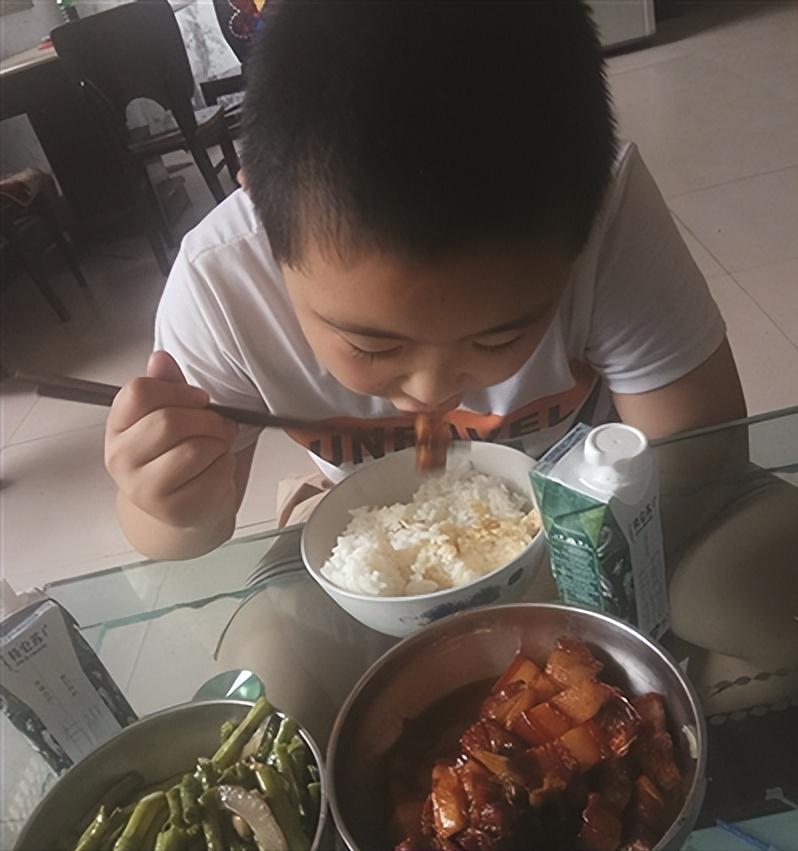 10岁少年“增重救父”：用爱撑起生命的希望
 
“妈，我还能再吃一碗！”10岁的