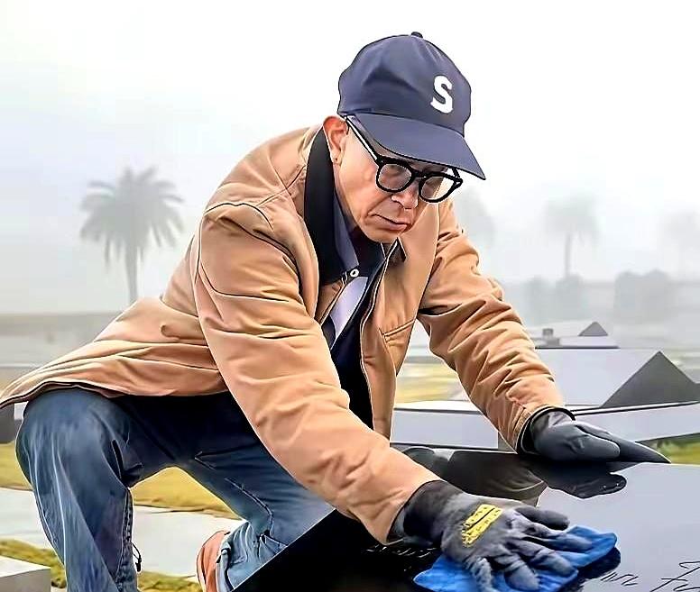 一年多了还天天去墓地陪老婆吃饭聊天，这痴情程度简直快赶上古代“丁忧三年”了！
说