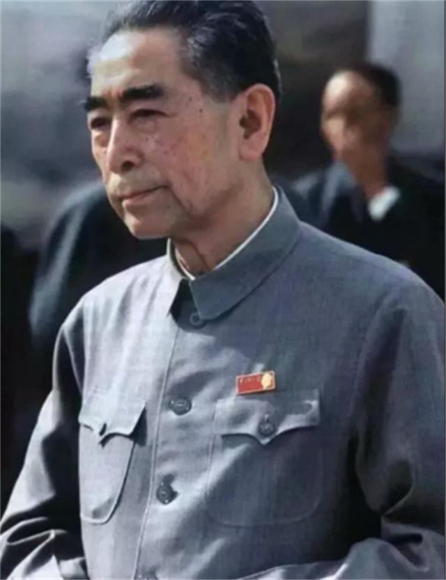 1950年，周总理在一次晚宴上注意到了一位女子。随后，他端起酒杯径直走到这个女子