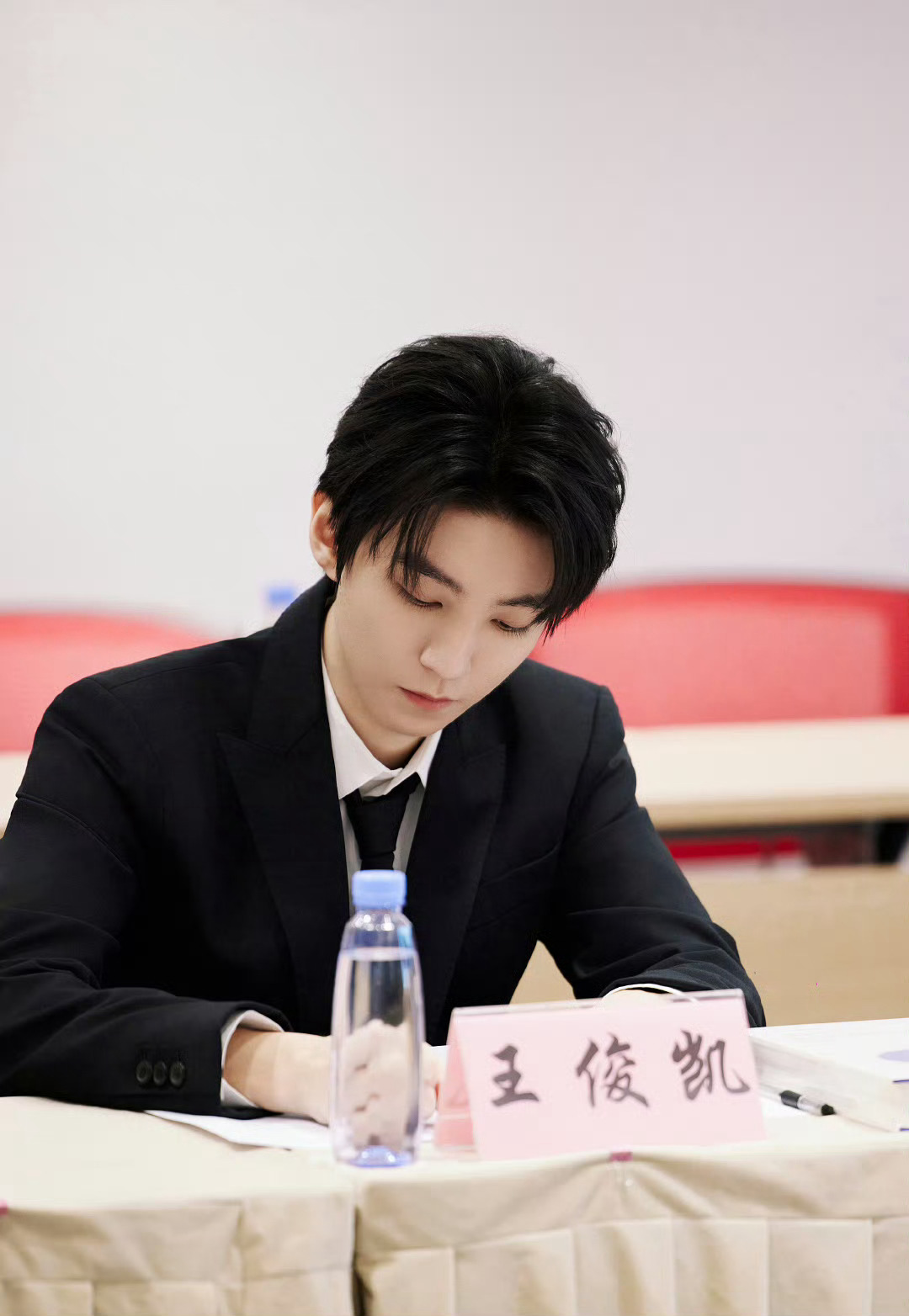 #王俊凯感知人物底色#感知人物底色，深入挖掘细节，凯凯西装正脸照，颜值一绝[憧憬