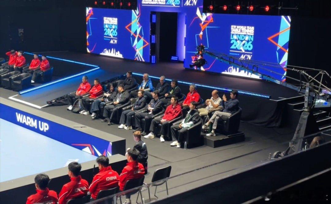 马龙许昕刘诗雯现场观战国乒马龙许昕刘诗雯现场观战国乒，这也是对国乒队员的鼓励，毕