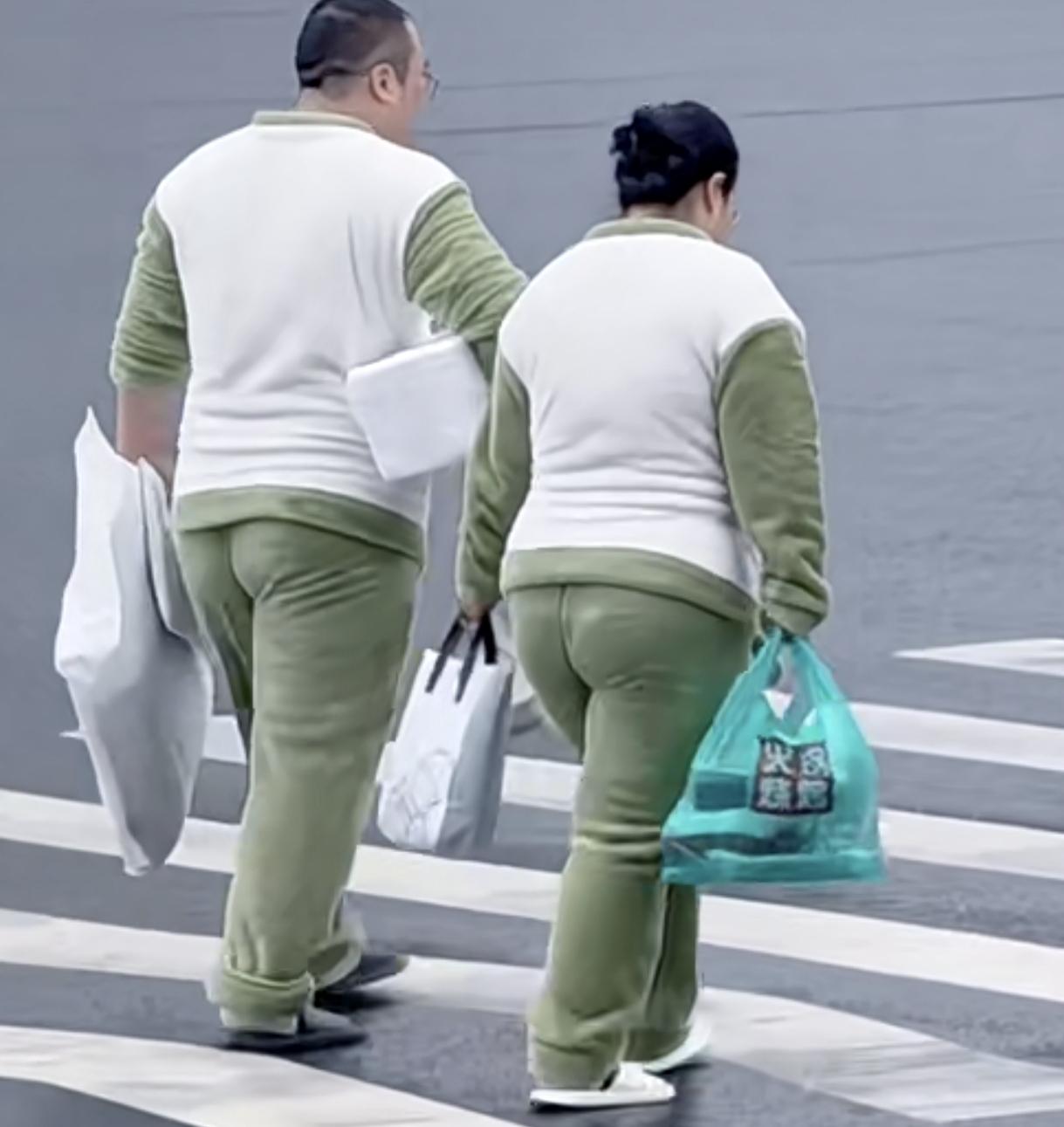 真的是一个被窝睡不出两种人
看到一对夫妻逛街
穿着一模一样的睡衣，连屁股都一模一