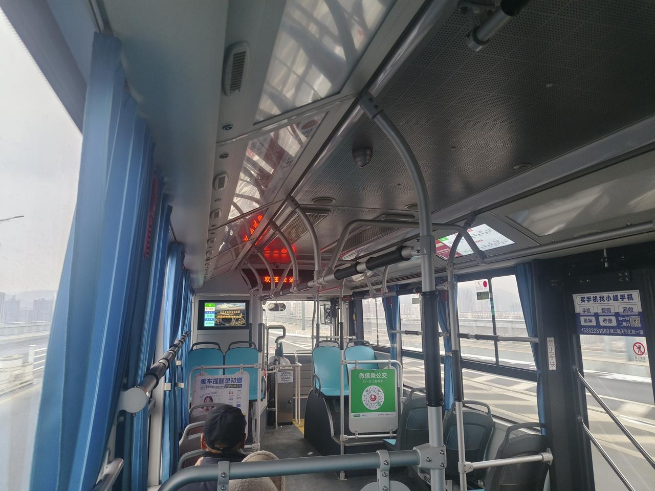 公交车上，人很少，没有说话声，没有咳嗽声，只是感觉很闹，很嘈杂。司机后面的显示屏