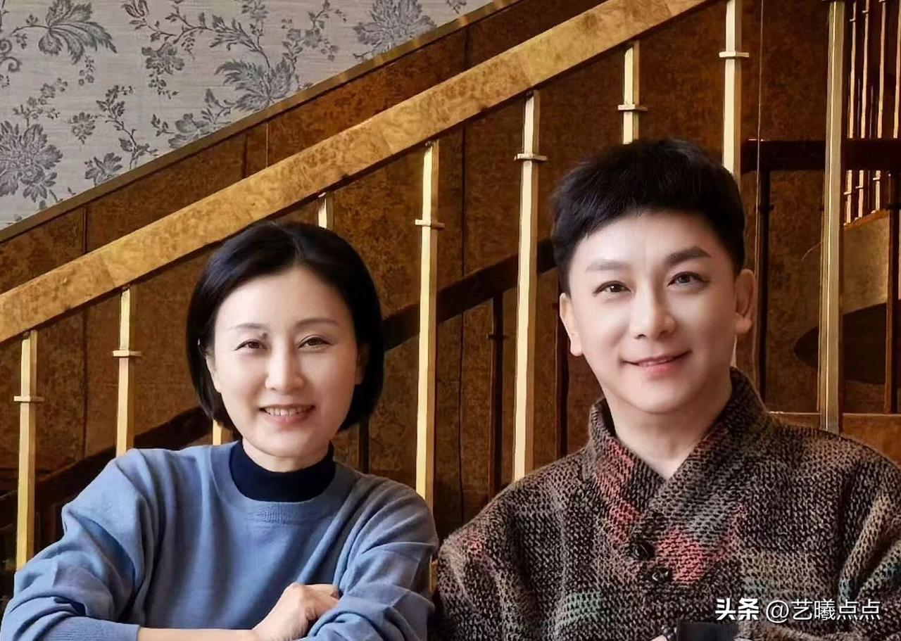 一生一旦，两位京剧名家相视而笑，氛围温馨，画面亮眼。
他俩合作一出戏，戏迷朋友喜