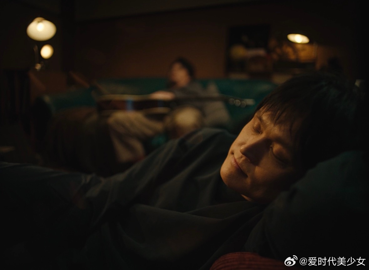 窦靖童火星电台首次AI制作MV窦靖童火星电台失重MV首发克制化的AI视觉设计避开
