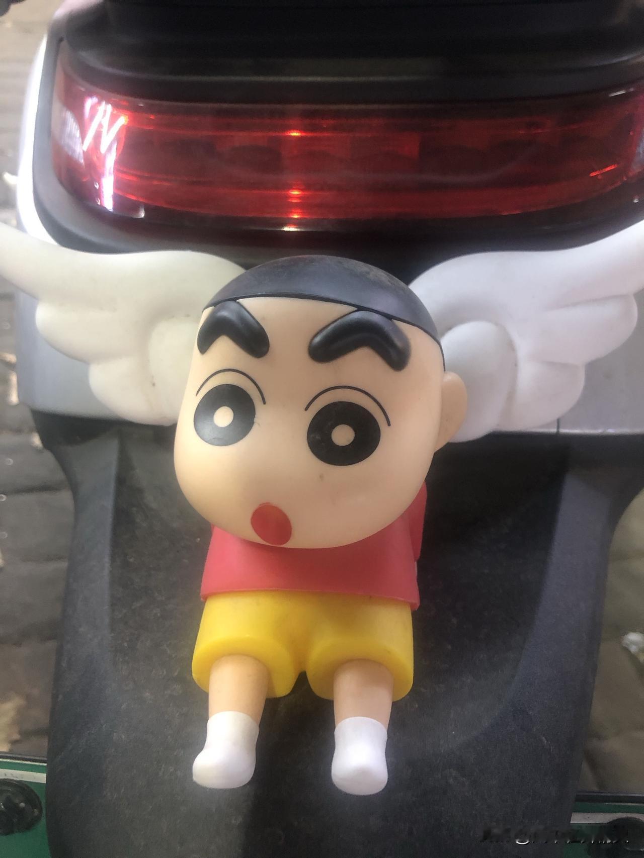 下班路上撞见个电动车摆件，蜡笔小新蔫乎乎瘫着，简直是我打工人的真实写照！
瞅一眼