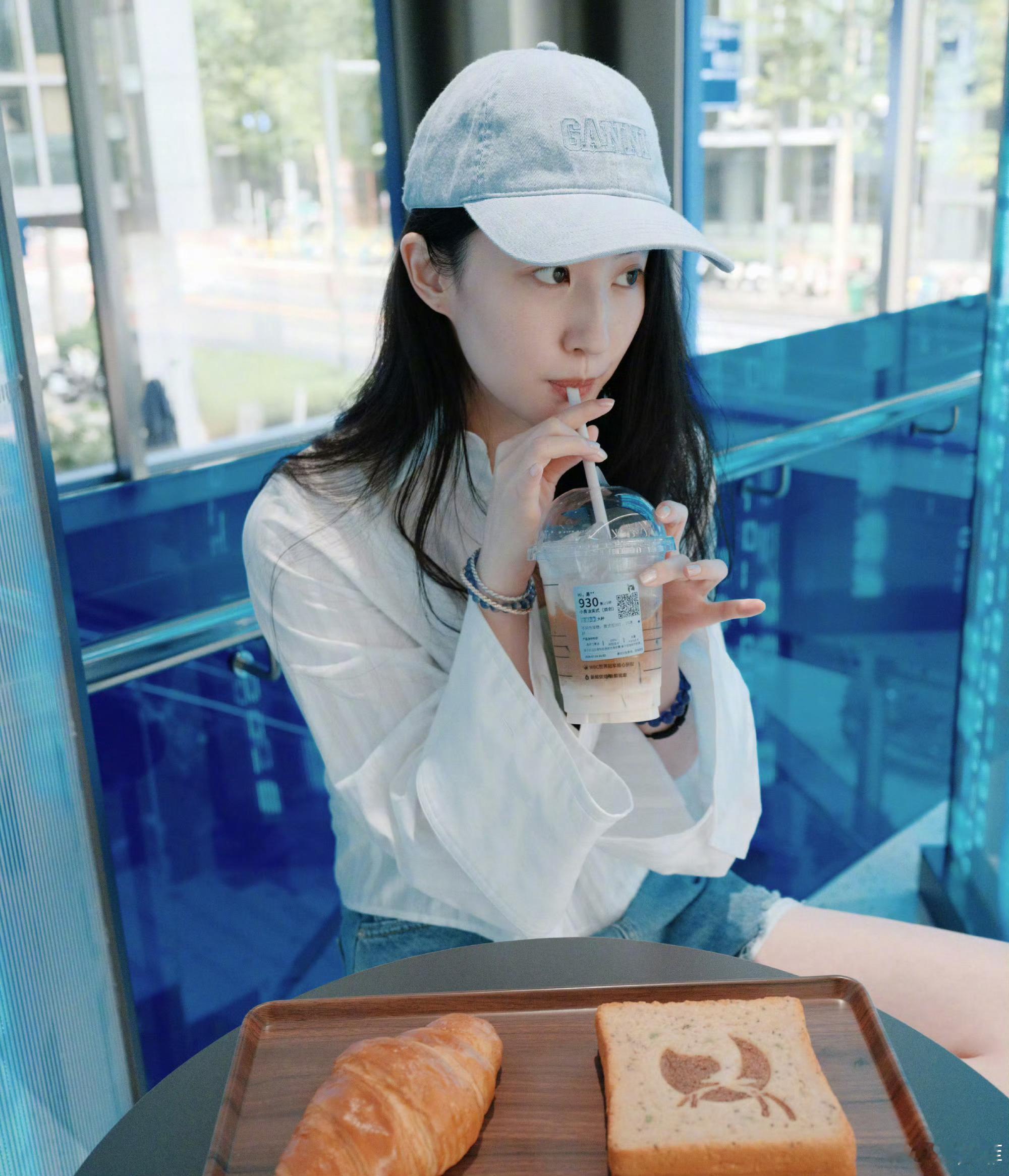 刘亦菲素颜女大lyf在北京商场偶遇刘亦菲 小黄油美式，下午点一杯刘亦菲
