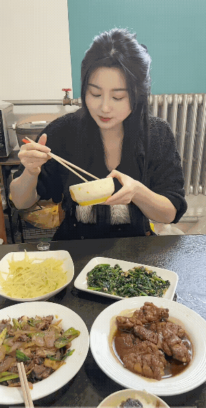 饭菜先不说，有这么漂亮的老婆，不知你信不？你已经是超过了90%的男人了。
她给你