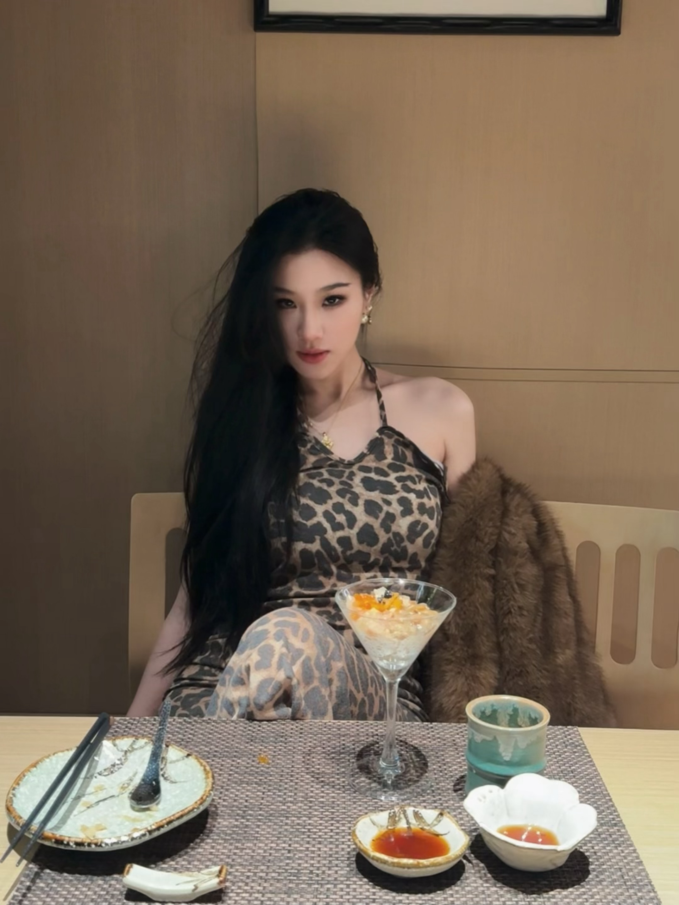 我有好多衣服 裙子 裤子 都是穿过一次或者全新的 有人想要吗 评论或者私信 低价