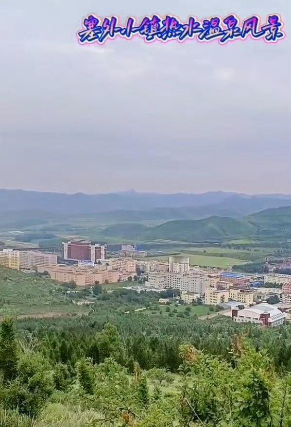 来我们小镇旅游有吃有住就满足吧我们小镇泡澡疗养的就满了游客再来多了根本接待不过来