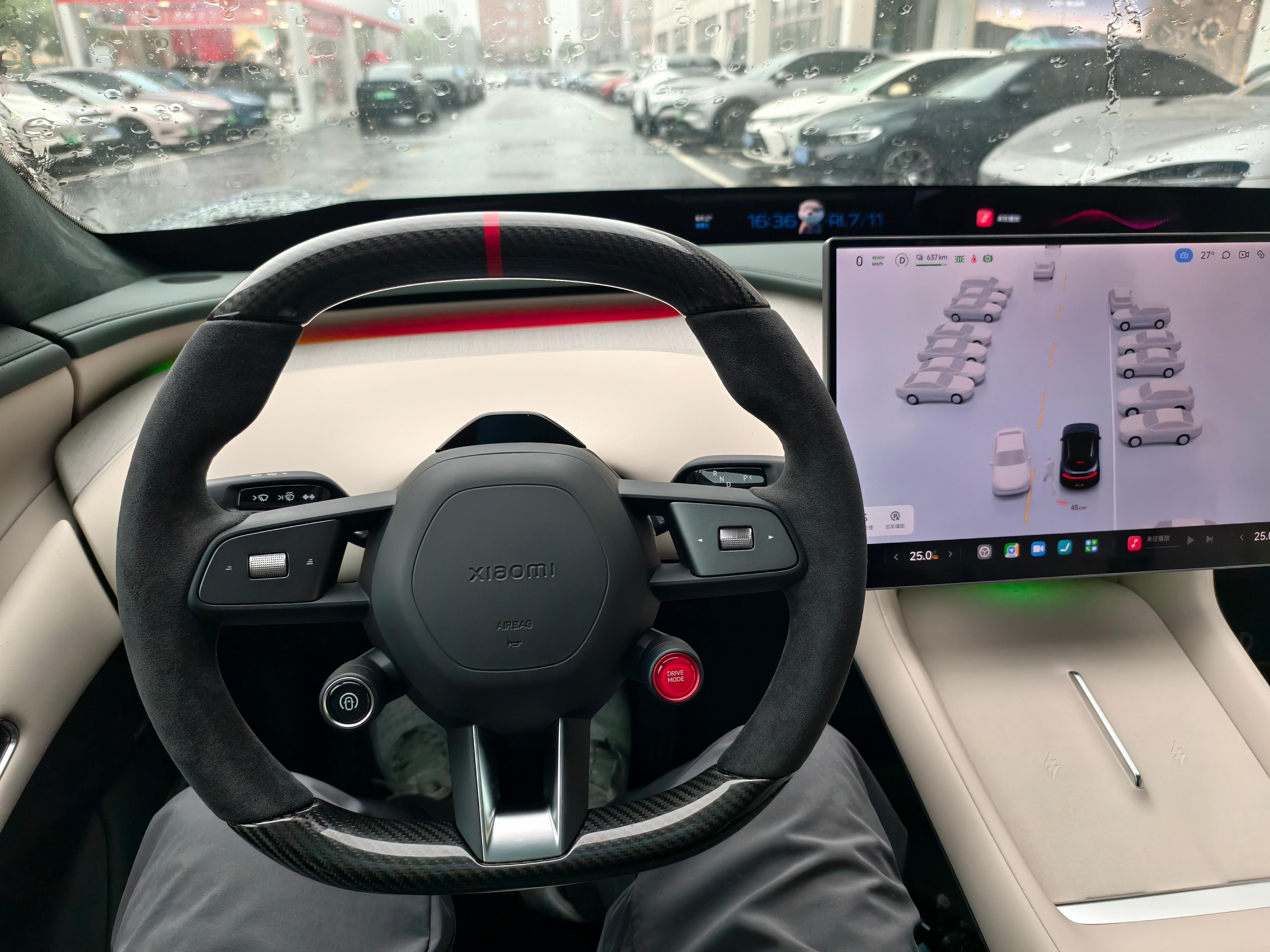 给各位小米 YU7 Max 准车主评测一下这个碳纤维方向盘：+：上下段碳纤维包覆