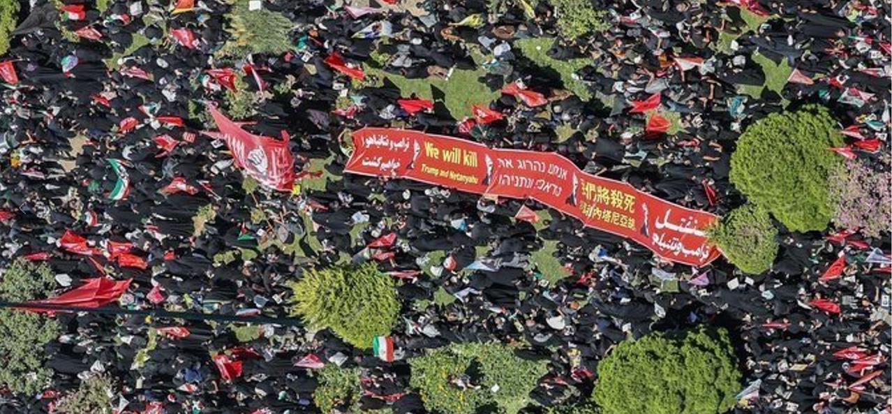 哈梅内伊哀悼现场出现中文标语！哈梅内伊灵柩到达最后一站，伊朗东北部圣城马什哈德。