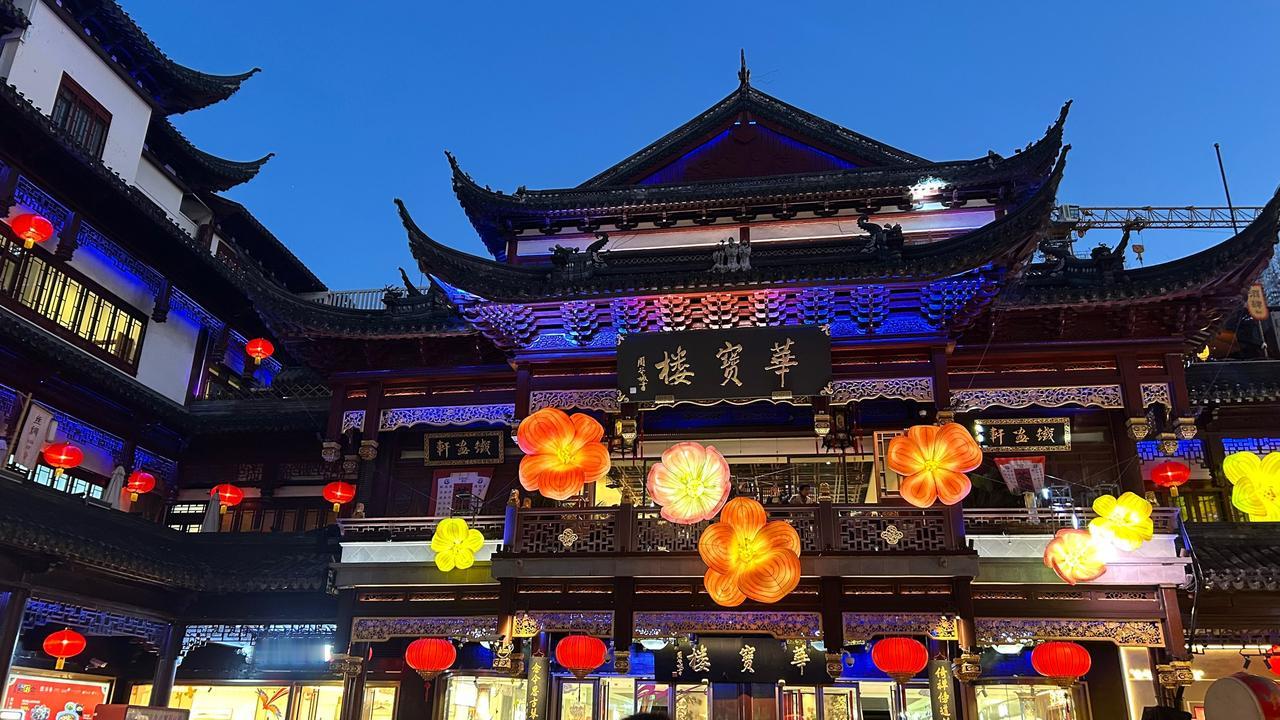 余也老夫聊发少年狂，切入滚滚人流之中，游览赏景，随拍照片几帧，以作分享。