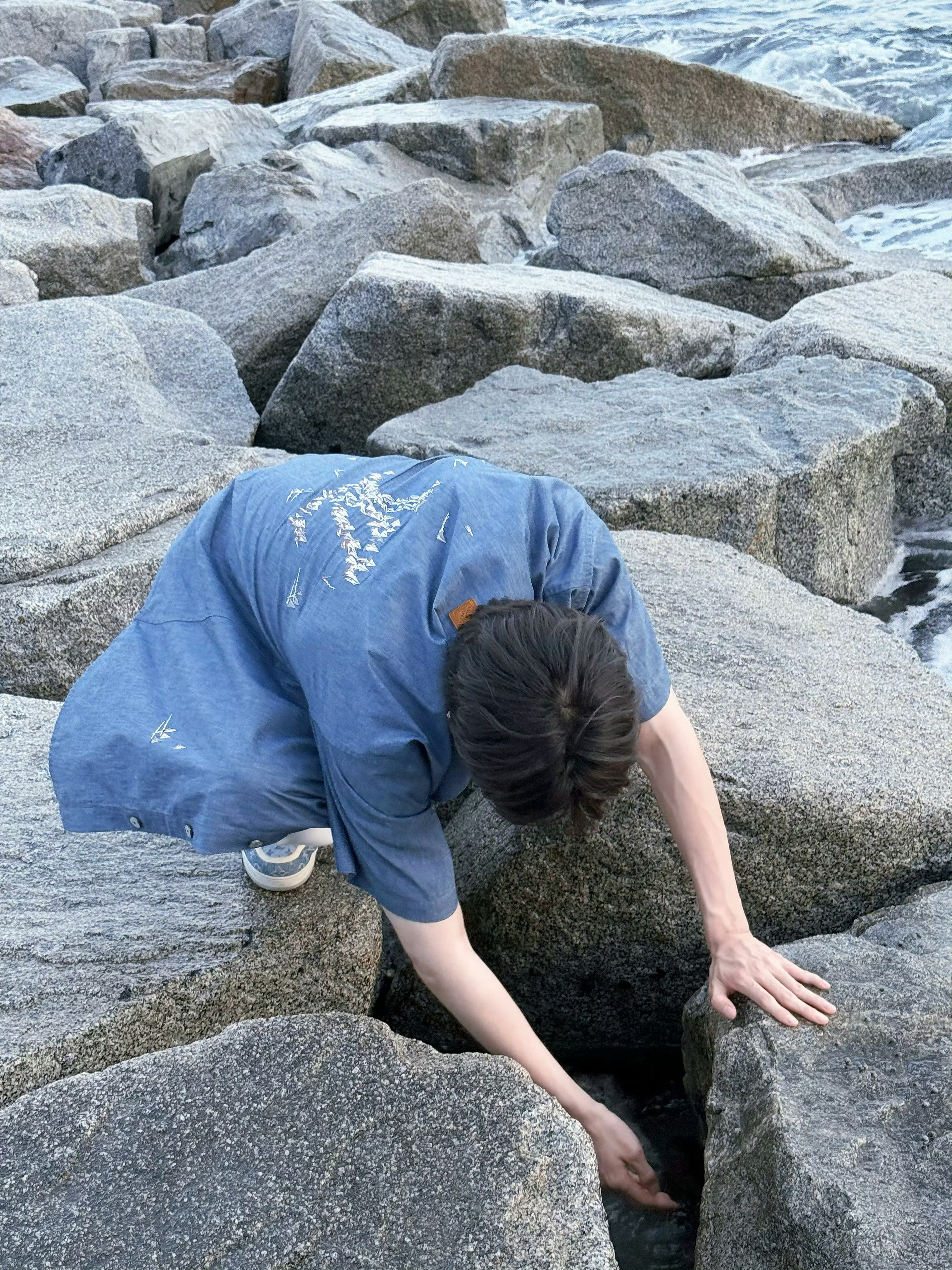 林一地球超新鲜这组海边live好帅！蓝色衬衫搭配白色休闲裤，少年感满满[举手]伴