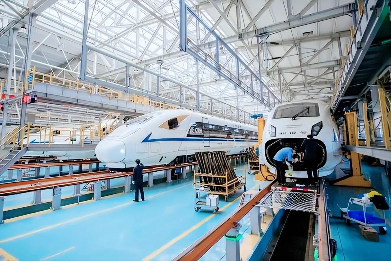 西方国家为什么愿意把先进的高铁技术转让给中国？因为中国使出了一招“二桃杀三士”，