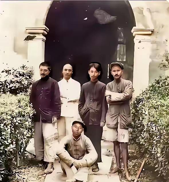 我敢说，这张照片里的人，如果你认出三位，我打赌，你一定是历史教科书！不信你试试看