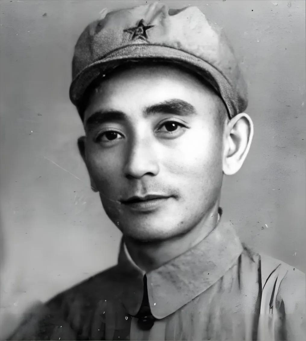 1964年春，粟裕视察福州军区。见到军区副司令员朱绍清时，粟裕停下脚步，盯着他看