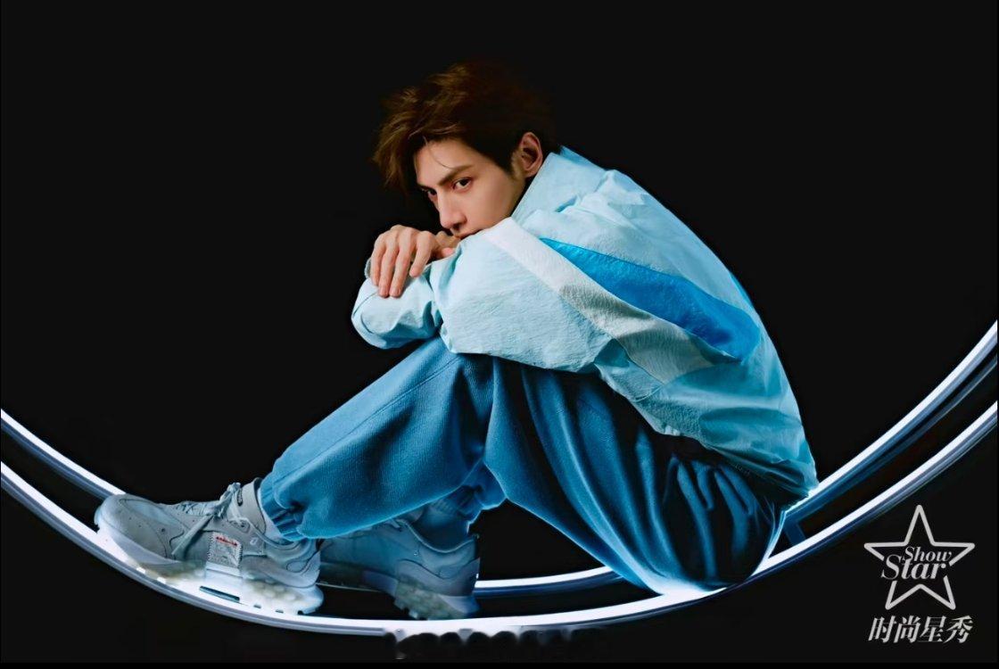 博主给罗云熙拍得星河追光未来感杂志封面罗云熙和四年前到底有什么区别？？！！ 