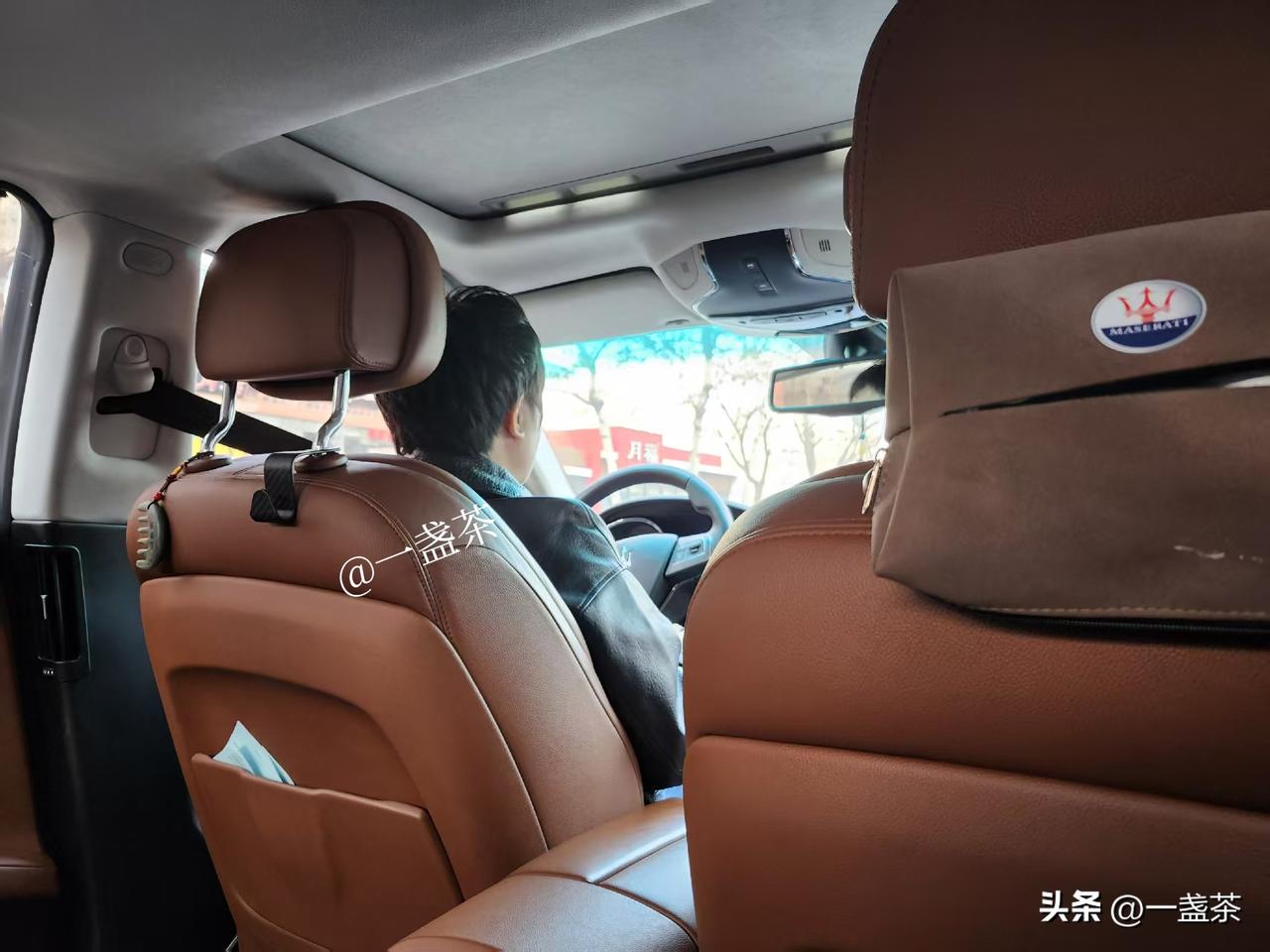这几个月带老头去医院看病，都不再让女儿和女婿开车接送了，而是来回打车去。

其主