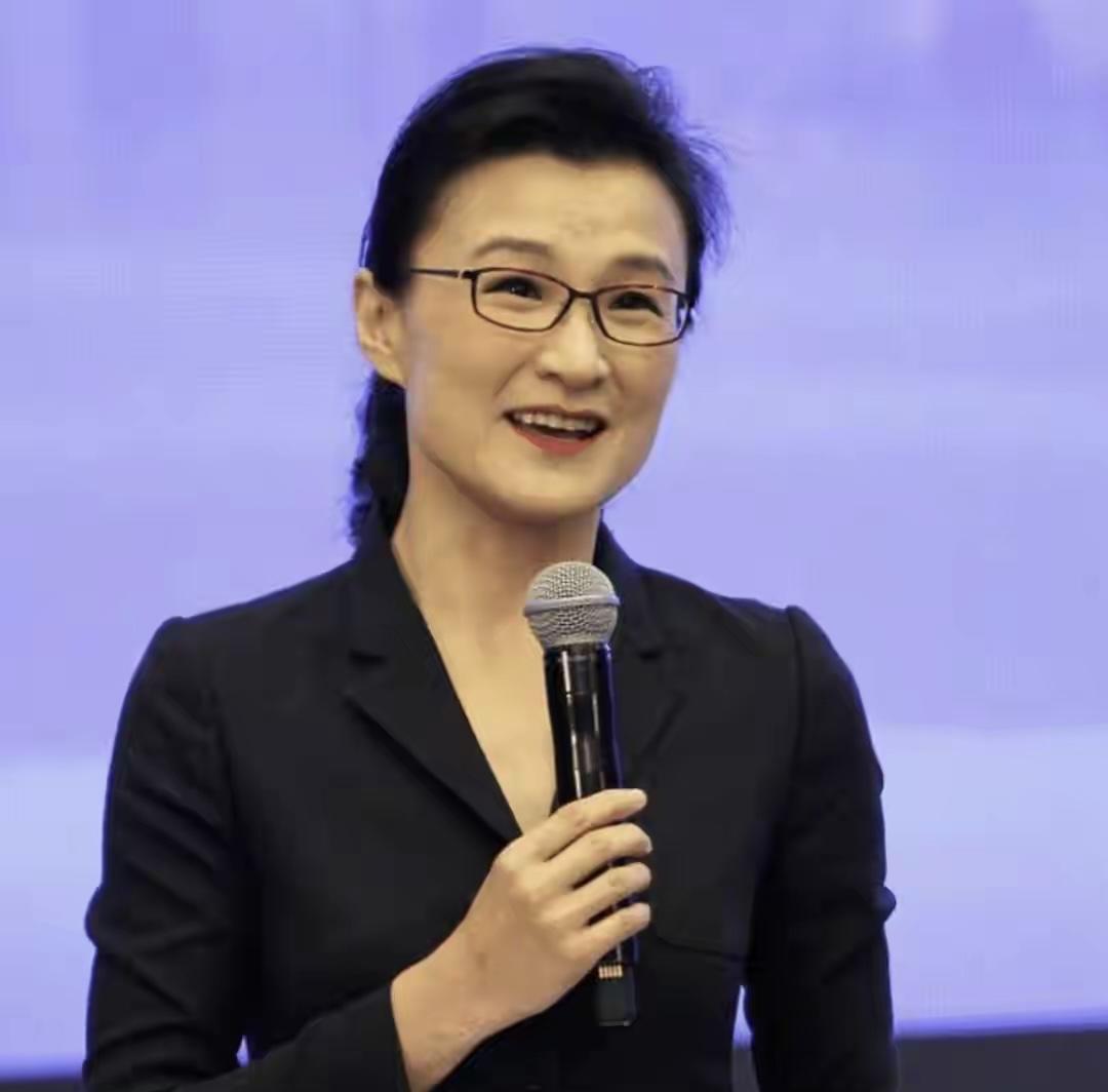 “央视主持人怎么能这么说话？”刷到董倩采访消防员的片段时，我跟朋友忍不住吐槽，可