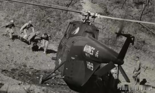 1951年战场上，两个背饭桶的志愿军伙夫，突然看到一架美军直升机降落眼前，他们会