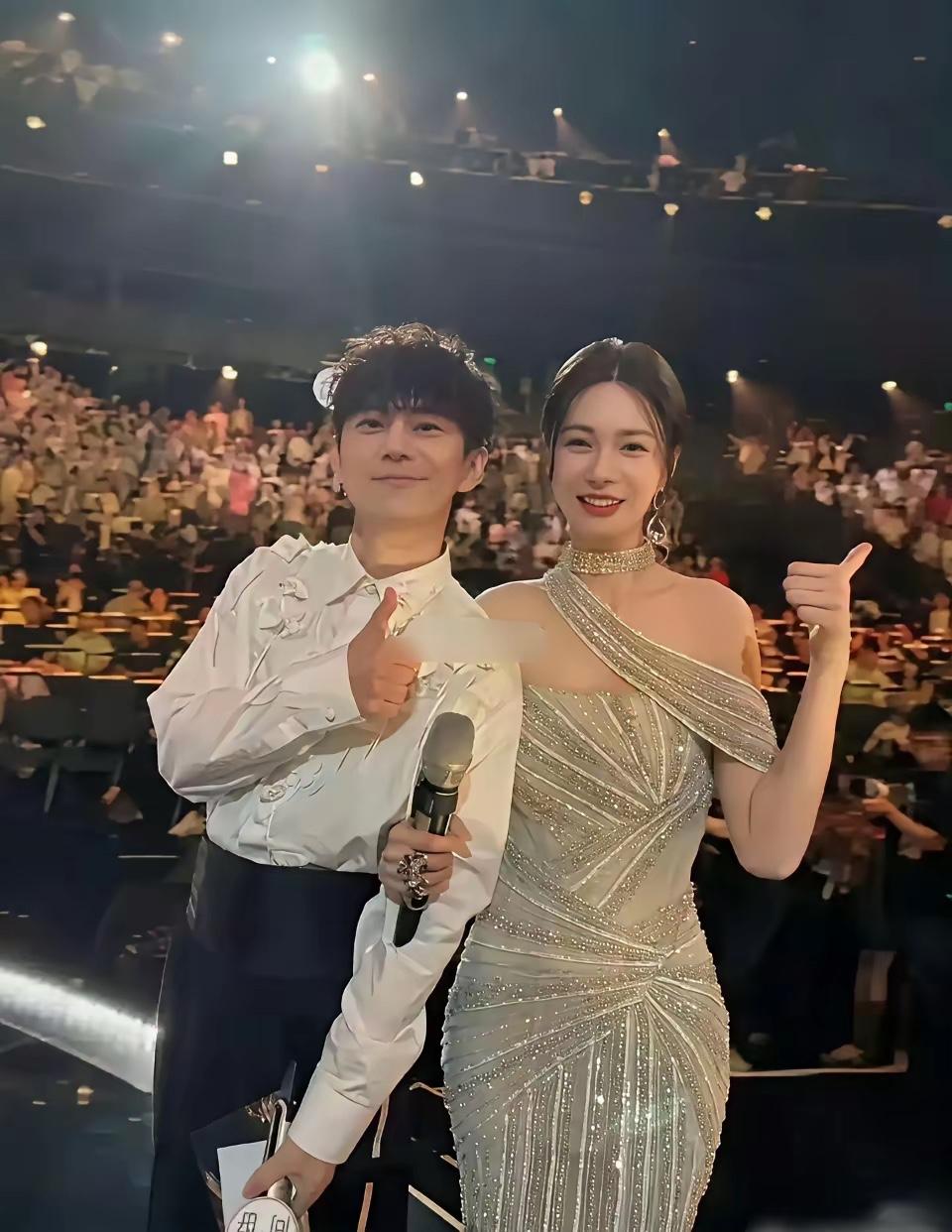 何炅我认识，旁边女生是谁？非常有气质