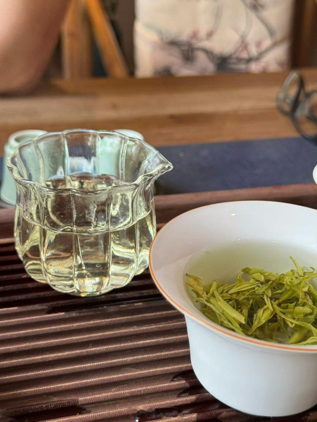 雅安职业技术学院 慢慢地品一口茶，任由茶香在舌尖上回味，读几行文字，意犹未尽。在