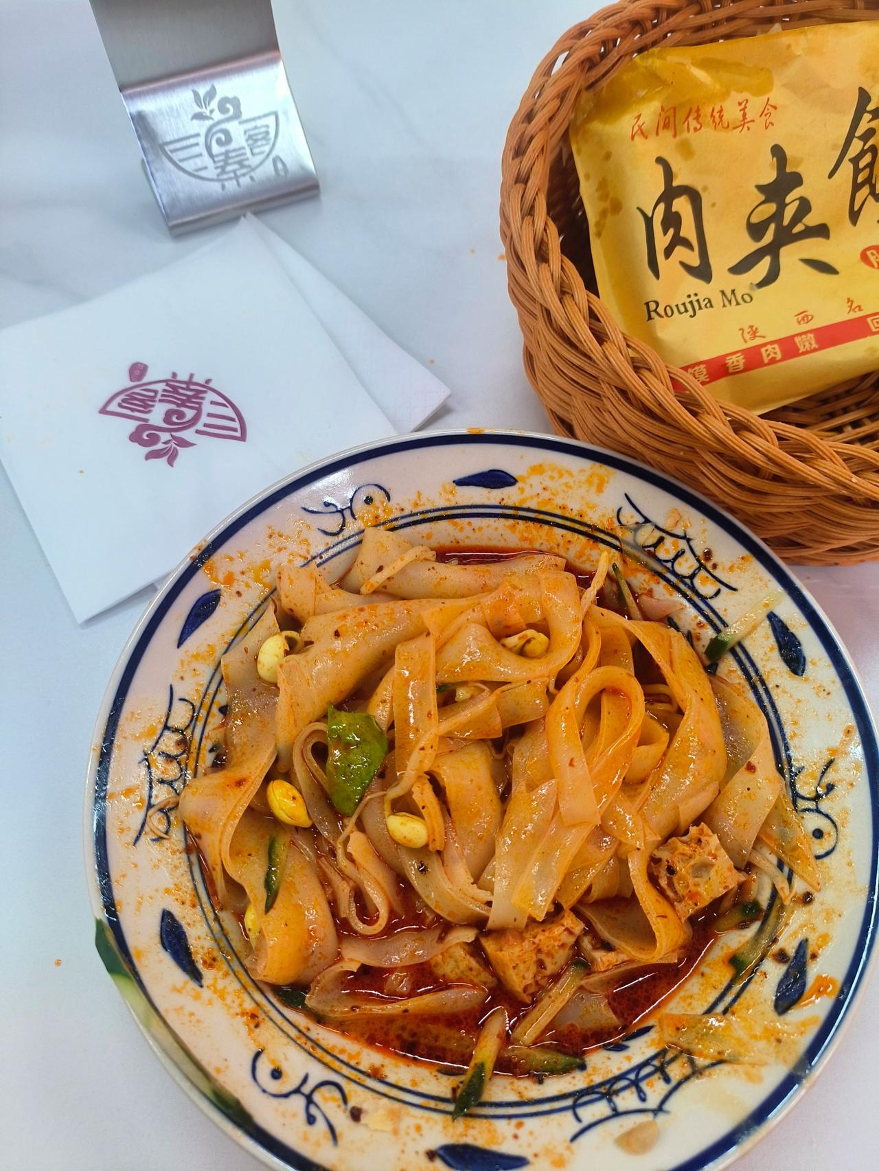 😋口味：他家的味道做的比较正。点了麻酱凉皮和肉夹馍，总共19块，具体单价没注意