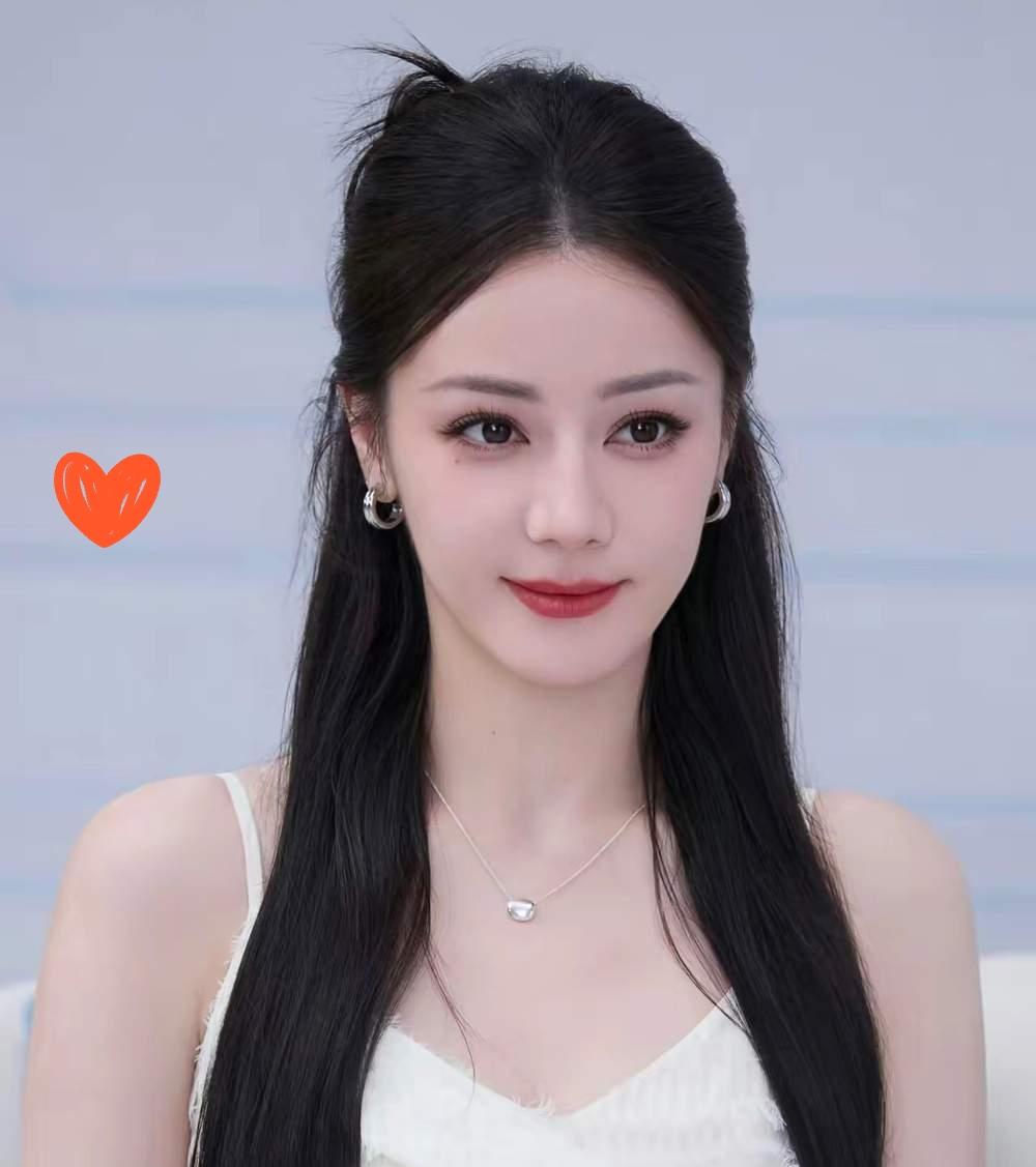 迪丽热巴连夜又上了热搜。

7月刚开始，迪丽热巴就冲上热搜，这一次不是星爷的《功